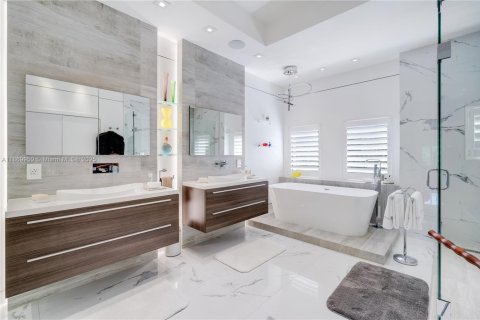 House in Miami, Florida 7 bedrooms, 387.77 sq.m. № 1923140 - photo 30