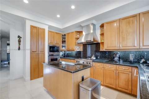 House in Miami, Florida 7 bedrooms, 387.77 sq.m. № 1923140 - photo 12