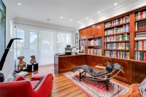 House in Miami, Florida 7 bedrooms, 387.77 sq.m. № 1923140 - photo 9