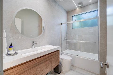 House in Miami, Florida 7 bedrooms, 387.77 sq.m. № 1923140 - photo 25