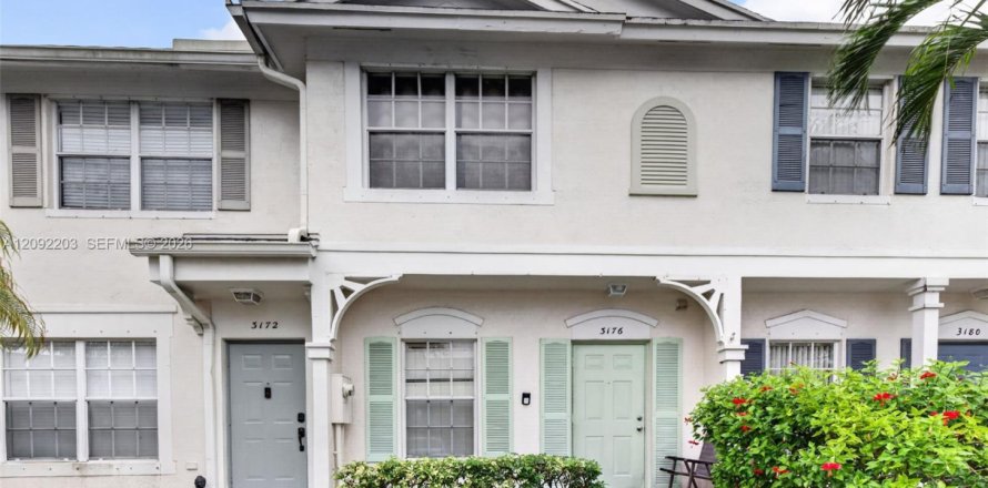 Townhouse in Dania Beach, Florida 2 bedrooms, 103.12 sq.m. № 2376190