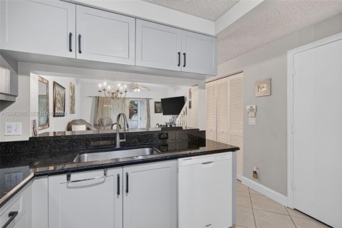 Townhouse in Dania Beach, Florida 2 bedrooms, 103.12 sq.m. № 2376190 - photo 6