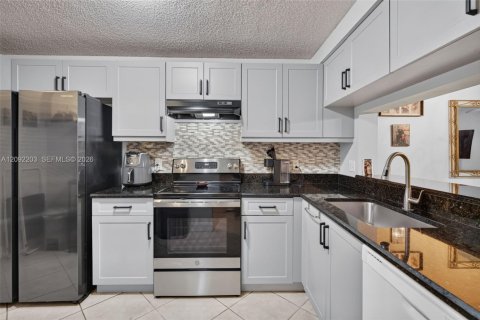 Townhouse in Dania Beach, Florida 2 bedrooms, 103.12 sq.m. № 2376190 - photo 3