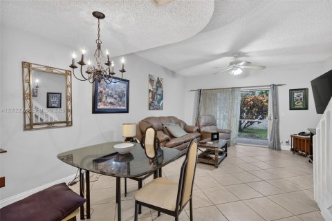 Townhouse in Dania Beach, Florida 2 bedrooms, 103.12 sq.m. № 2376190 - photo 8