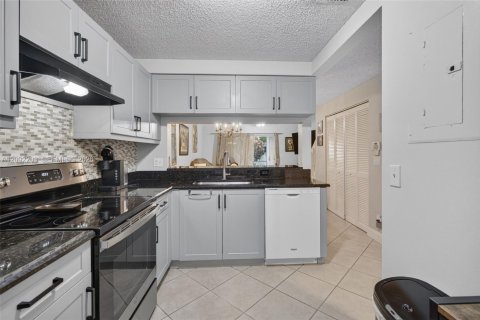 Townhouse in Dania Beach, Florida 2 bedrooms, 103.12 sq.m. № 2376190 - photo 5