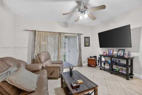 Townhouse in Dania Beach, Florida 2 bedrooms, 103.12 sq.m. № 2376190 - photo 10