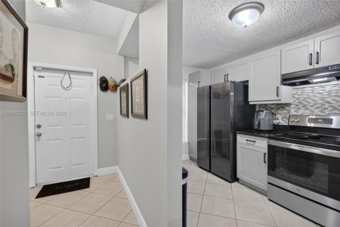 Townhouse in Dania Beach, Florida 2 bedrooms, 103.12 sq.m. № 2376190 - photo 2