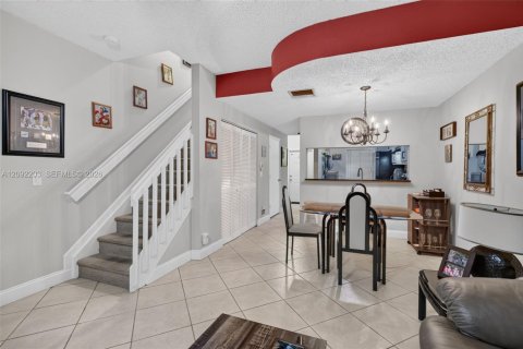 Townhouse in Dania Beach, Florida 2 bedrooms, 103.12 sq.m. № 2376190 - photo 12