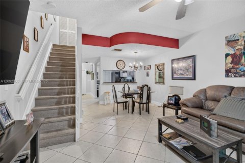 Townhouse in Dania Beach, Florida 2 bedrooms, 103.12 sq.m. № 2376190 - photo 11