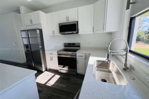 Купить виллу или дом в Кейп-Корал, Флорида 3 спальни, 138.42м2, № 1994152 - фото 9