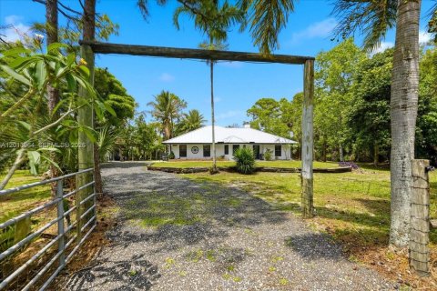 House in Loxahatchee Groves, Florida 5 bedrooms, 185.8 sq.m. № 2076254