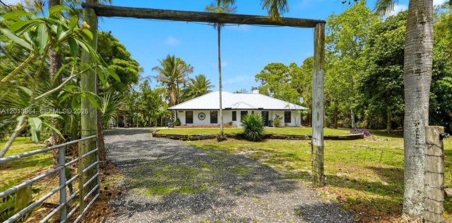 House in Loxahatchee Groves, Florida 5 bedrooms, 185.8 sq.m. № 2076254