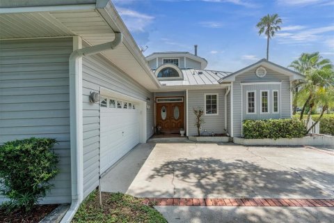 House in New Port Richey, Florida 3 bedrooms, 290.69 sq.m. № 2151548 - photo 5