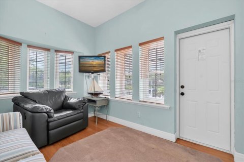 House in New Port Richey, Florida 3 bedrooms, 290.69 sq.m. № 2151548 - photo 25