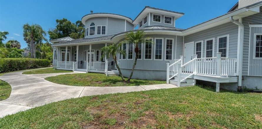 House in New Port Richey, Florida 3 bedrooms, 290.69 sq.m. № 2151548