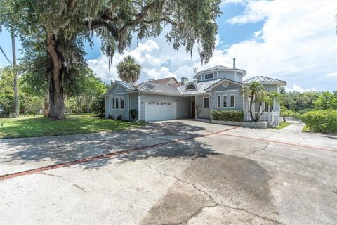 House in New Port Richey, Florida 3 bedrooms, 290.69 sq.m. № 2151548 - photo 4