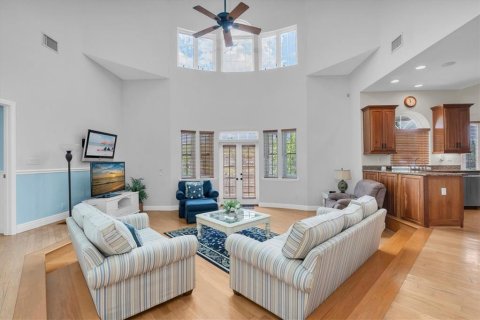 House in New Port Richey, Florida 3 bedrooms, 290.69 sq.m. № 2151548 - photo 8