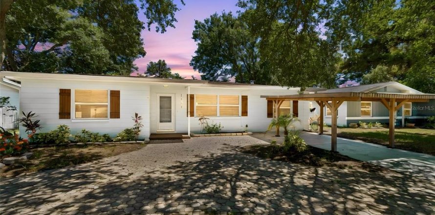 House in Clearwater, Florida 4 bedrooms, 167.13 sq.m. № 2224566