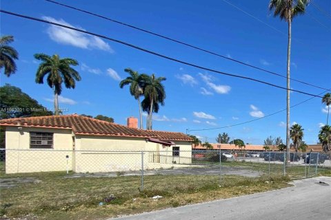 Commercial property in Opa-locka, Florida № 1860337 - photo 2