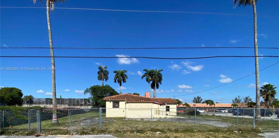 Commercial property in Opa-locka, Florida № 1860337