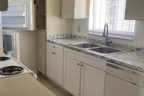 Townhouse in Tampa, Florida 2 bedrooms, 86.21 sq.m. № 2198428 - photo 2