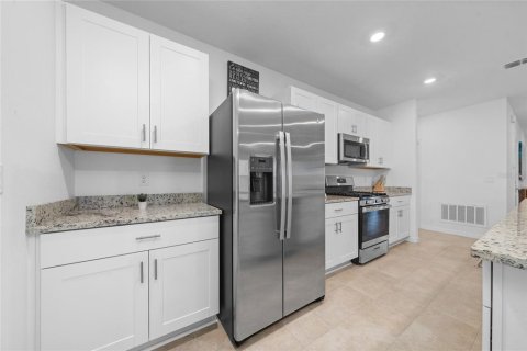 House in Groveland, Florida 4 bedrooms, 204.94 sq.m. № 2104989 - photo 2
