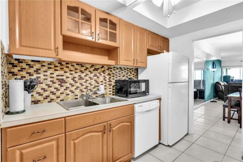 Condo in Lauderhill, Florida, 2 bedrooms  № 1961257 - photo 11