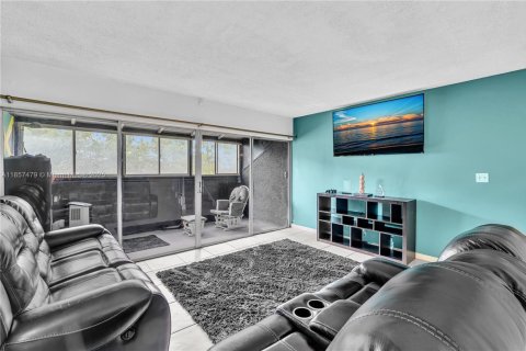 Condo in Lauderhill, Florida, 2 bedrooms  № 1961257 - photo 16