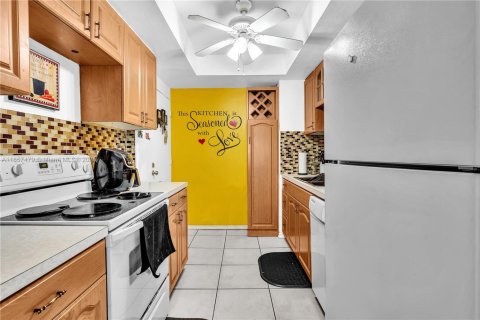 Condo in Lauderhill, Florida, 2 bedrooms  № 1961257 - photo 8