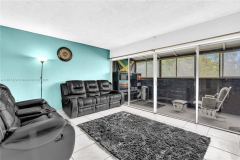 Condo in Lauderhill, Florida, 2 bedrooms  № 1961257 - photo 21