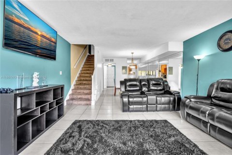 Condo in Lauderhill, Florida, 2 bedrooms  № 1961257 - photo 1