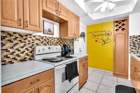 Condo in Lauderhill, Florida, 2 bedrooms  № 1961257 - photo 9