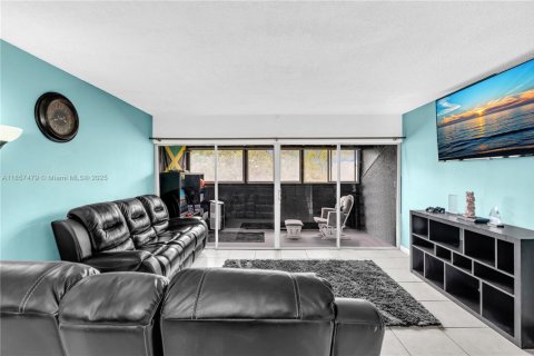 Condo in Lauderhill, Florida, 2 bedrooms  № 1961257 - photo 14