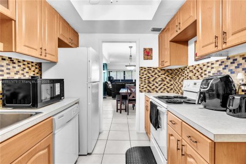 Condo in Lauderhill, Florida, 2 bedrooms  № 1961257 - photo 12