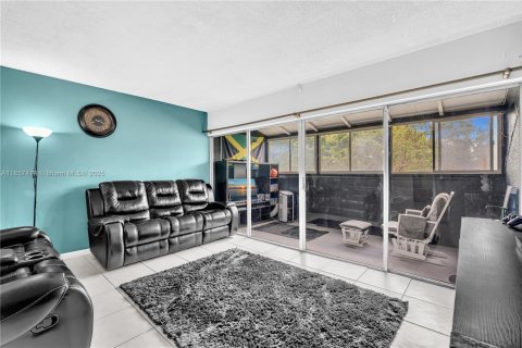 Condo in Lauderhill, Florida, 2 bedrooms  № 1961257 - photo 15