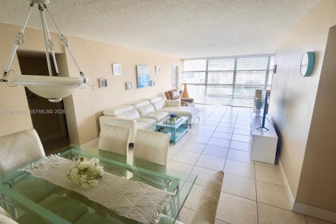 Condominio en Hallandale Beach, Florida, 2 dormitorios  № 2045396