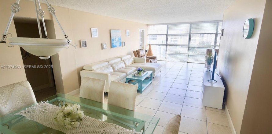 Condominio en Hallandale Beach, Florida, 2 dormitorios  № 2045396