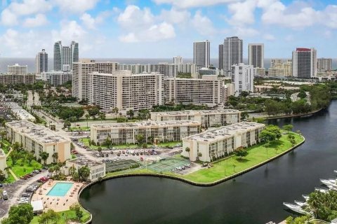 Condominio en alquiler en Hallandale Beach, Florida, 2 dormitorios, 112.41 m2 № 2045396 - foto 14