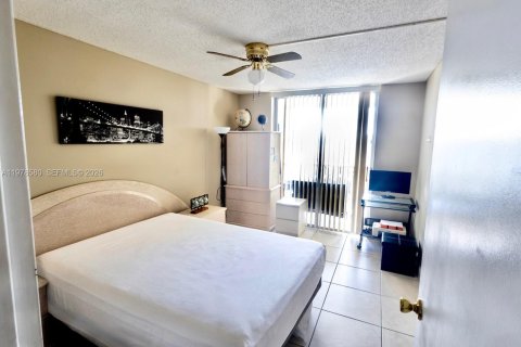Condominio en alquiler en Hallandale Beach, Florida, 2 dormitorios, 112.41 m2 № 2045396 - foto 8