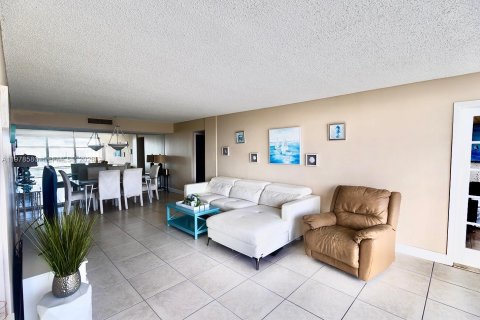 Condominio en alquiler en Hallandale Beach, Florida, 2 dormitorios, 112.41 m2 № 2045396 - foto 2