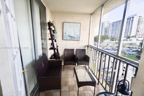 Condominio en alquiler en Hallandale Beach, Florida, 2 dormitorios, 112.41 m2 № 2045396 - foto 10