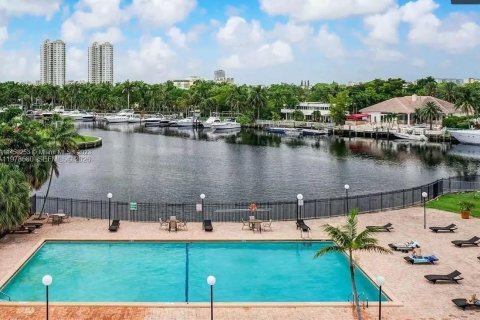 Condominio en alquiler en Hallandale Beach, Florida, 2 dormitorios, 112.41 m2 № 2045396 - foto 12