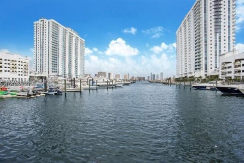 Condominio en North Miami Beach, Florida, 2 dormitorios  № 2044865