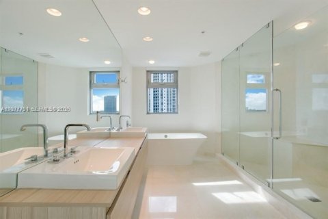 Condominio en alquiler en North Miami Beach, Florida, 2 dormitorios, 155.15 m2 № 2044865 - foto 12