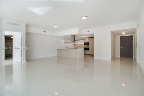 Condominio en alquiler en North Miami Beach, Florida, 2 dormitorios, 155.15 m2 № 2044865 - foto 3