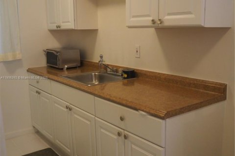 Condo in Miami Beach, Florida  № 1956934 - photo 22