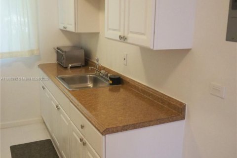 Condo in Miami Beach, Florida  № 1956934 - photo 9