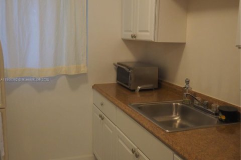 Condo in Miami Beach, Florida  № 1956934 - photo 19