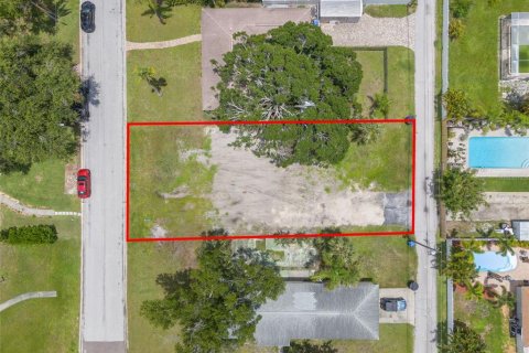 House in Saint Petersburg, Florida 6 bedrooms, 331.94 sq.m. № 1820585 - photo 8