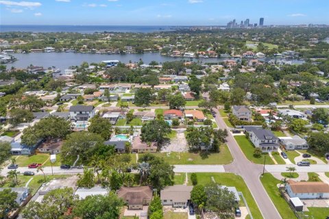 House in Saint Petersburg, Florida 6 bedrooms, 331.94 sq.m. № 1820585 - photo 6